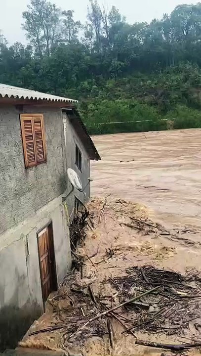 Casa é arrastada por correnteza de rio e chuvas assolam Sul de SC