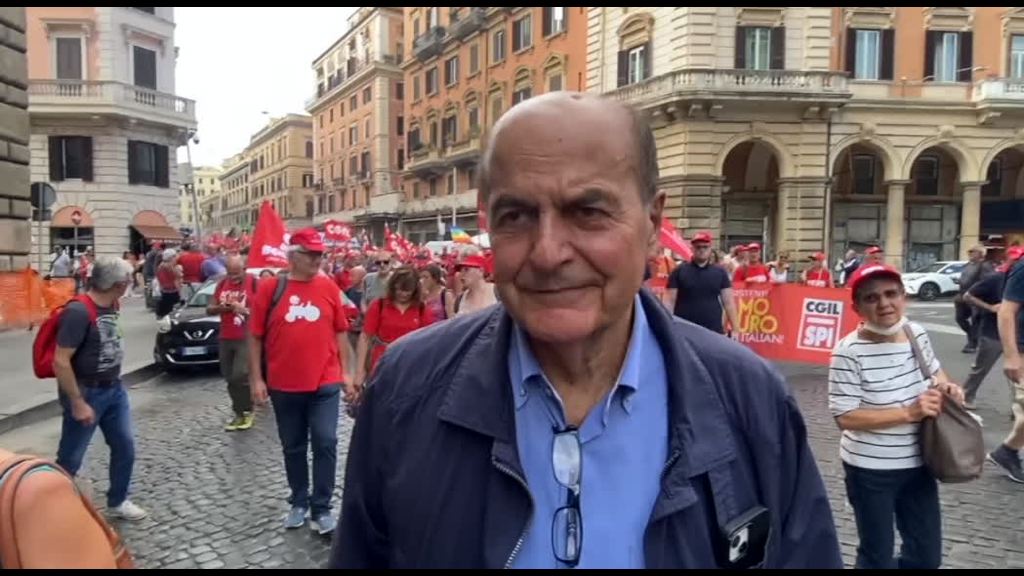 Video Bersani al corteo Cgil: bisogna difendere la Costituzione