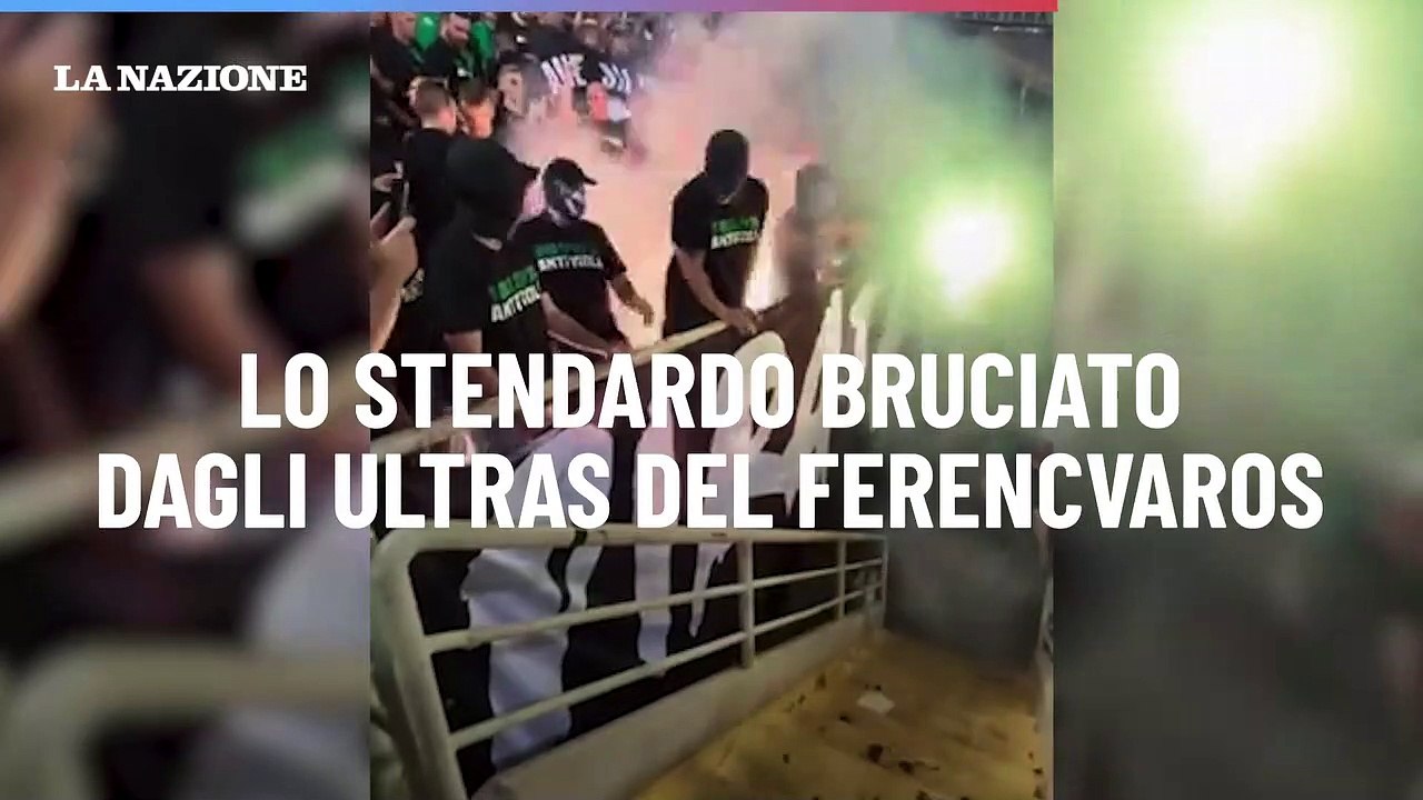 Lo stendardo bruciato dagli ultras del Ferencvaros