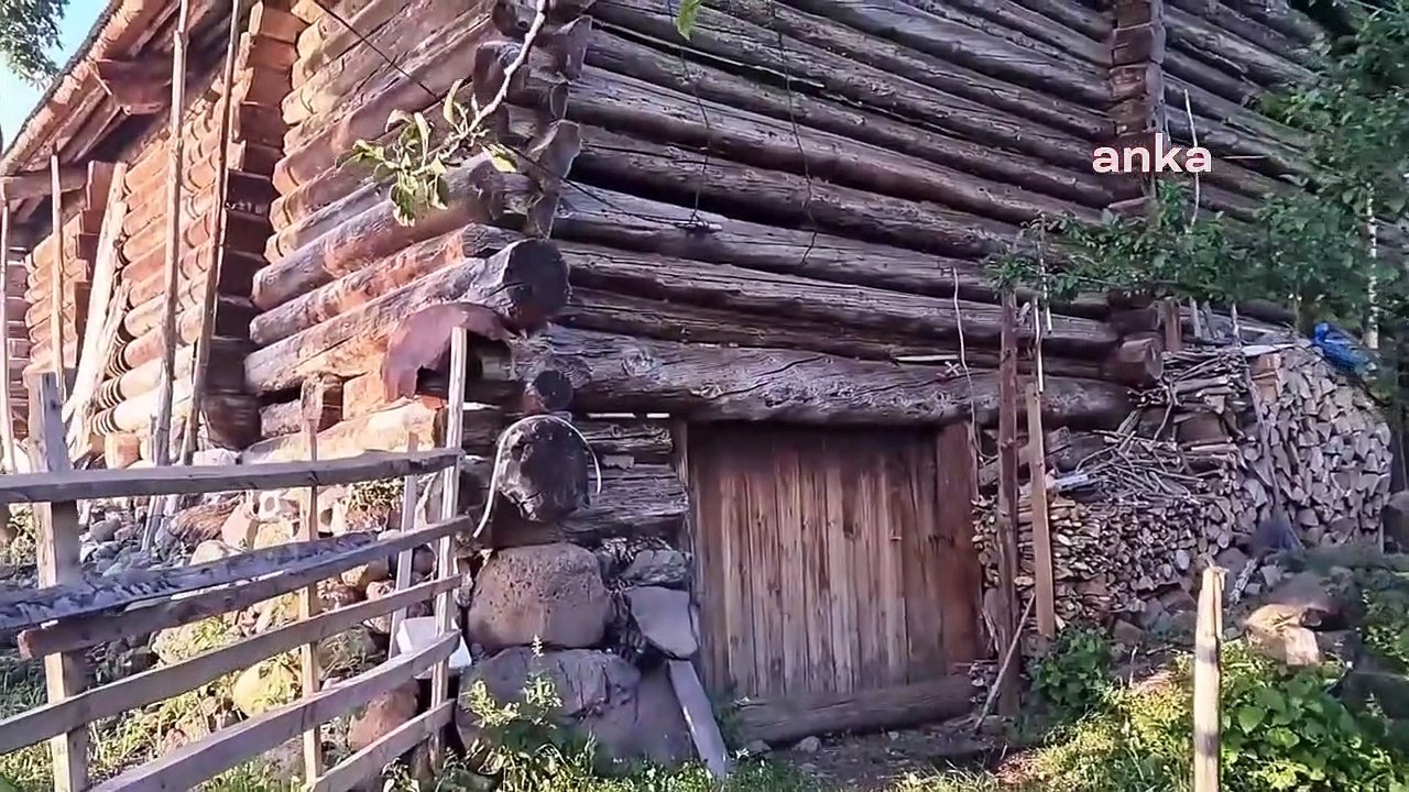 L'auteur Aksu, qui a écrit son dernier livre dans sa ville natale Artvin Ardanuç： ＂J'ai écrit plus de 30 livres, mais j'écris ici le plus agréable＂