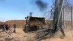 Palestinos derriban la cerca que separa Gaza de Israel con una excavadora