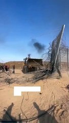 Palestinos derriban la cerca que separa Gaza de Israel con una excavadora