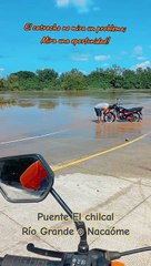 Hondureños aprovechan calle inundada para ganar dinero