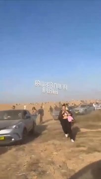 Cercados, população de Israel correm a pé e tentam deixar a área da Faixa de Gaza que está sendo bombardeada pelo Hamas.