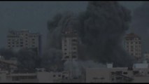 I raid aerei israeliani su Gaza, i grattacieli cadono giù