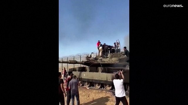 شاهد: فلسطينيون يسحبون جندياً إسرائيلياً من داخل دبابة بعد الاستيلاء عليها في عملية طوفان الأقصى