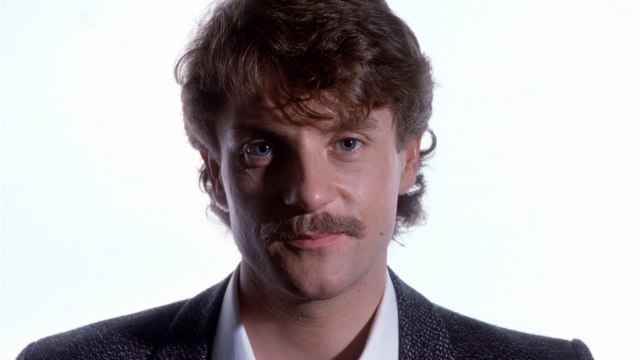 GALA VIDEO - Francis Cabrel recadre un chroniqueur de Quotidien : ”C’est pas de la politique ça !”