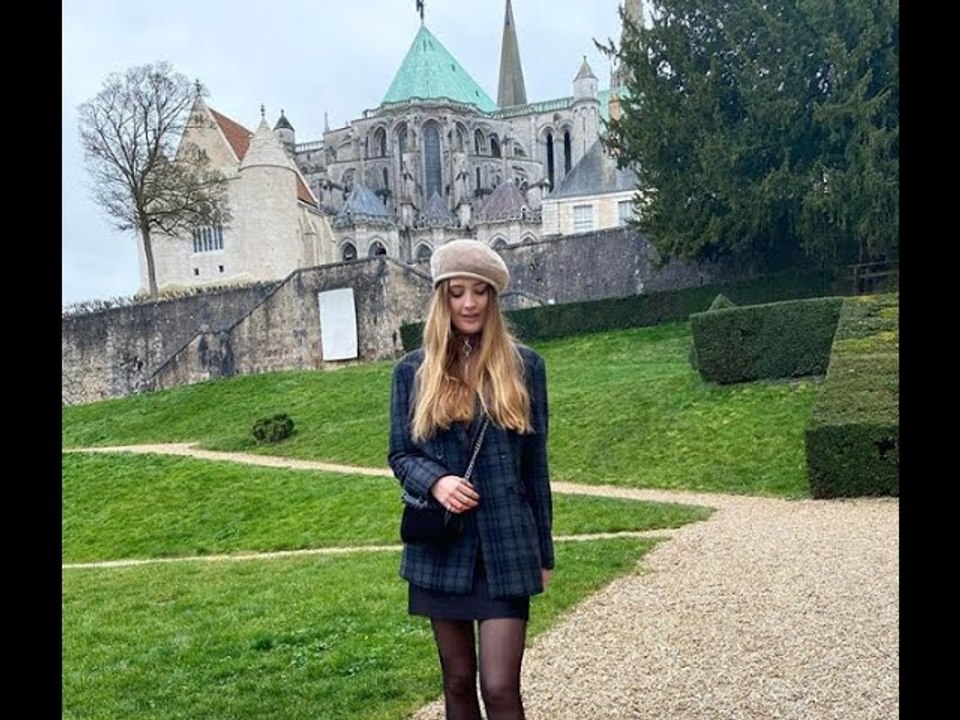 Rosalie, la fille de Jean-Luc Reichmann, montre ses jambes en collants et jupe en cuir