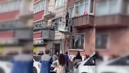 Fatih'te babası uyurken pencereye oturan çocuk yürekleri ağza getirdi