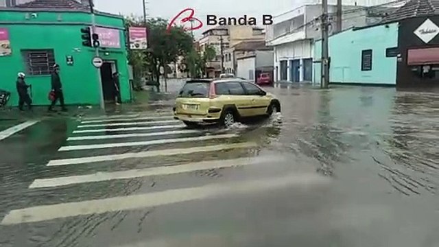 Forte chuva alaga ruas e provoca estragos em Curitiba