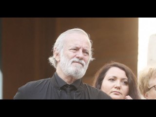 VIDEO: PHOTOS Obsèques de Catherine Lachens : Francis Huster et Nicole Calfan marqués par la tristes