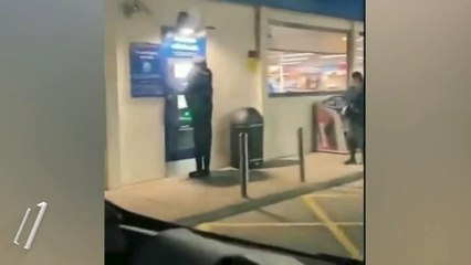 ATM’de bekleyen cansız manken şakası