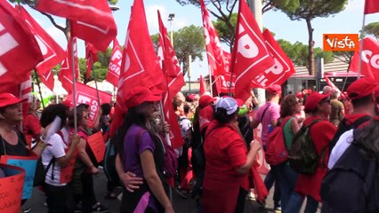 Manifestazione per la Costituzione, i manifestanti intonano Bella Ciao