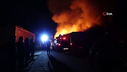 Fabrika yangınında alevler geceyi gündüze çevirdi