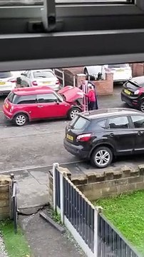 Un prêtre local nettoie une voiture de toute influence démoniaque