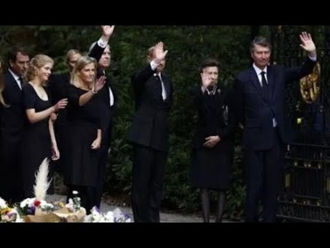 Famiglia reale LIVE: i figli e i nipoti della regina sono visibilmente sconvolti mentre ringraziano