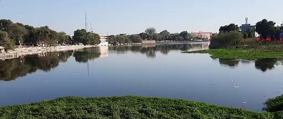 किशोर सागर तालाब के जलभराव क्षेत्र में नजर आ रहे निर्माण