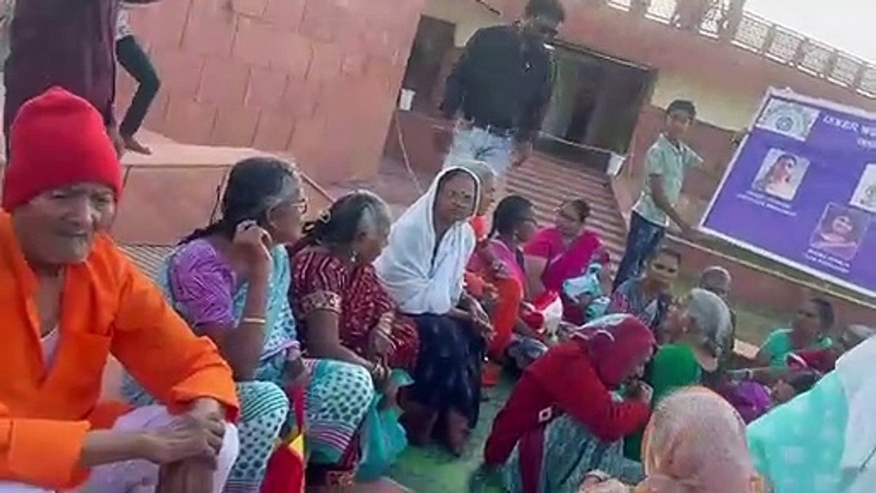 Video: वृद्धाश्रम में रह रहे बुजुर्गों को साथ ले आया क्लब, दिखाया यह मंदिर, की सेवा