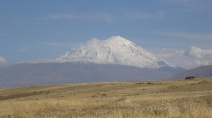 Türkiye'nin en yüksek noktası olan  Ağrı Dağı beyaza büründü