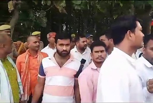 देवरिया नरसंहार; घर पहुंचते ही दहाड़ें मारकर रोया देवेश, समझाने में अधिकारियों के छूटे पसीने