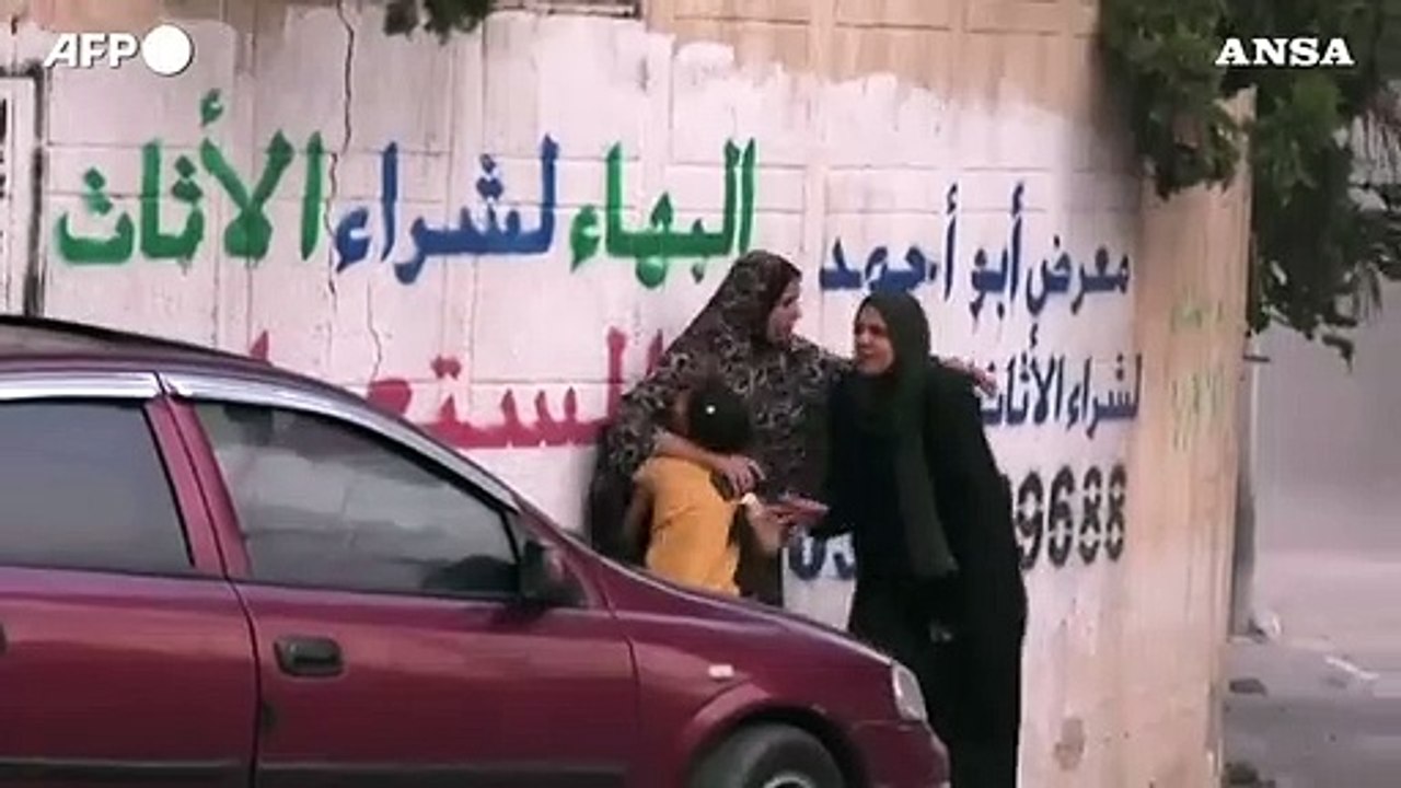 Palestinesi fuggono dopo che un missile distrugge palazzo a Gaza