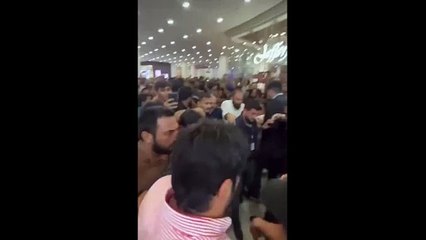Burak Özçivit, Pakistan'da ezilme tehlikesi geçirdi