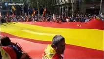 Una enorme bandera de España es desplegada al inicio de la manifestación de Barcelona