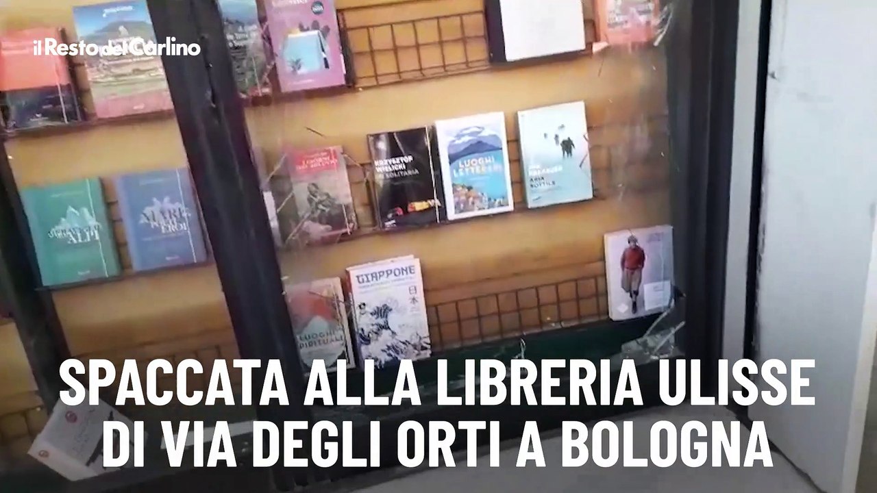Spaccata alla libreria Ulisse di via degli Orti a Bologna