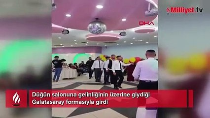 Düğün salonuna gelinliğinin üzerine giydiği Galatasaray formasıyla girdi