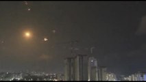 La notte israeliana: scie di luce, esplosioni e sirene d'allarme