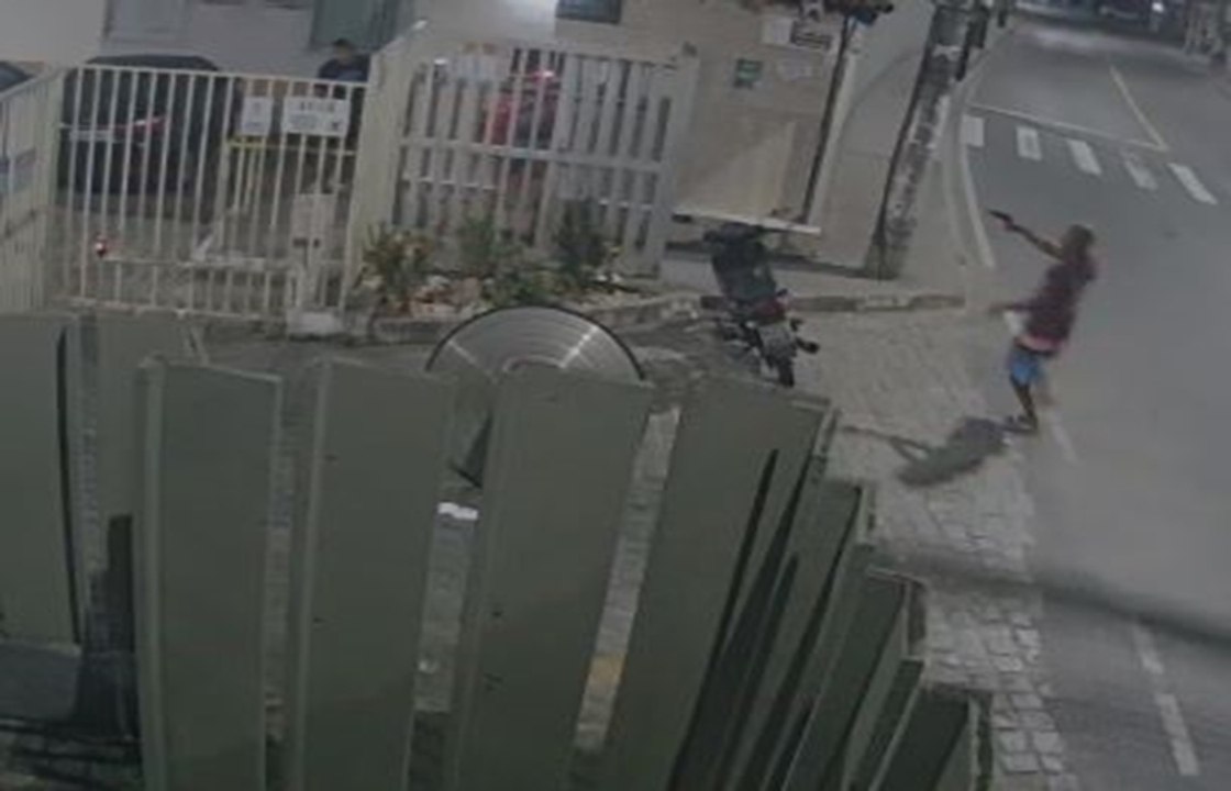 VÍDEO: Homem armado rouba pertences e motocicleta de entregador em Cajazeiras