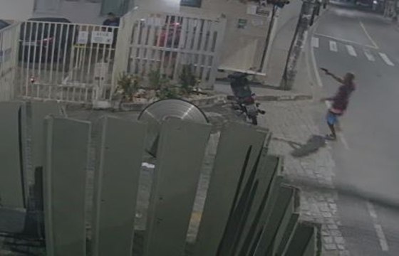 VÍDEO: Homem armado rouba pertences e motocicleta de entregador em Cajazeiras