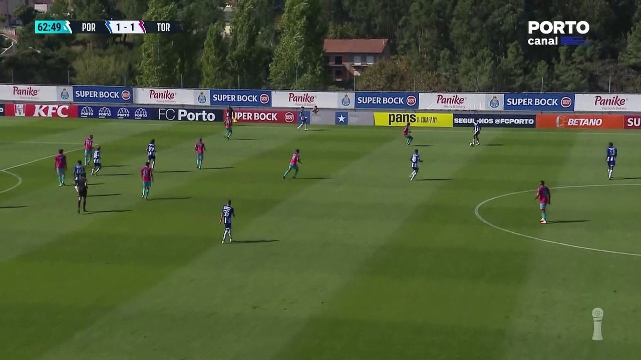 FC Porto B: Espetacular pontapé de bicicleta de Wendell coloca Dragões em vantagem