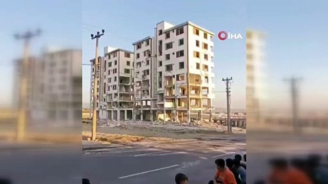 Kontrollü yıkım kontrolden çıktı! Bina elektrik direğinin üzerine devrildi