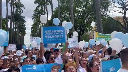 Manifestantes gritam: "Vida sim, aborto não"
