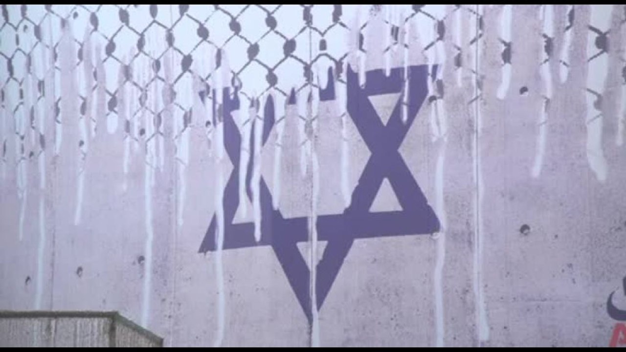 La bandiera israeliana si dissolve: slogan pro Hamas a Teheran