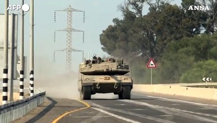 Download Video: Israele, convoglio di carri armati israeliani si schiera vicino al confine con Gaza