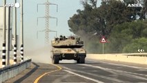 Israele, convoglio di carri armati israeliani si schiera vicino al confine con Gaza