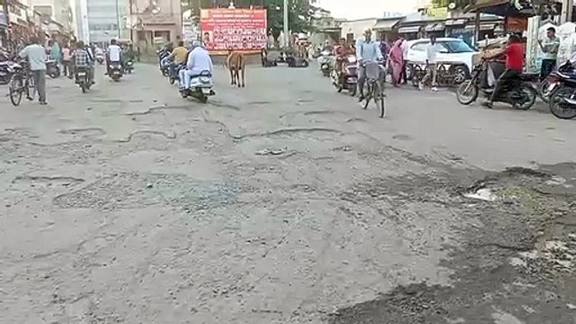 आठ माह में ही उधड़ने लगी सड़क, शिकायत के बावजूद जिम्मेदार मौन