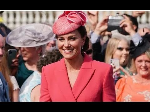 La folla si muove intorno a lei!' Kate ruba il trucco della regina mentre la duchessa prende il cont