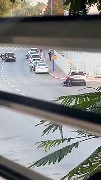 لحظة إصابة قائد شرطة مستوطنة سديروت في بداية الاشتباكات أمام مقر الشرطة أمس