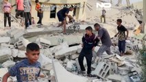 شاهد: فلسطينيون يتفقدون آثار تدمير القصف الإسرائيلي لمسجد بخان يونس