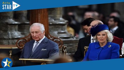 Video herunterladen: Charles III énervé : Camilla Parker Bowles priée de se taire en pleine cérémonie à l'abbaye de Westm