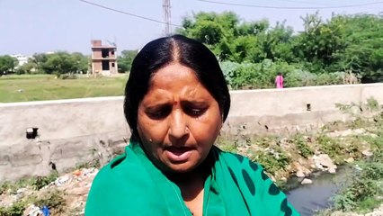नाले की दीवार बनाने में भेदभाव पर महिलाओं ने किया प्रदर्शन