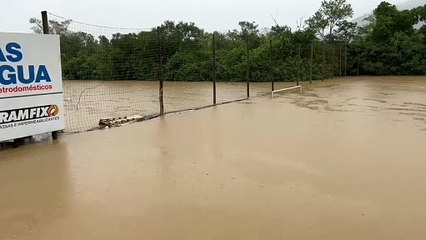 Campo de futebol fica embaixo de água em Rio do Sul