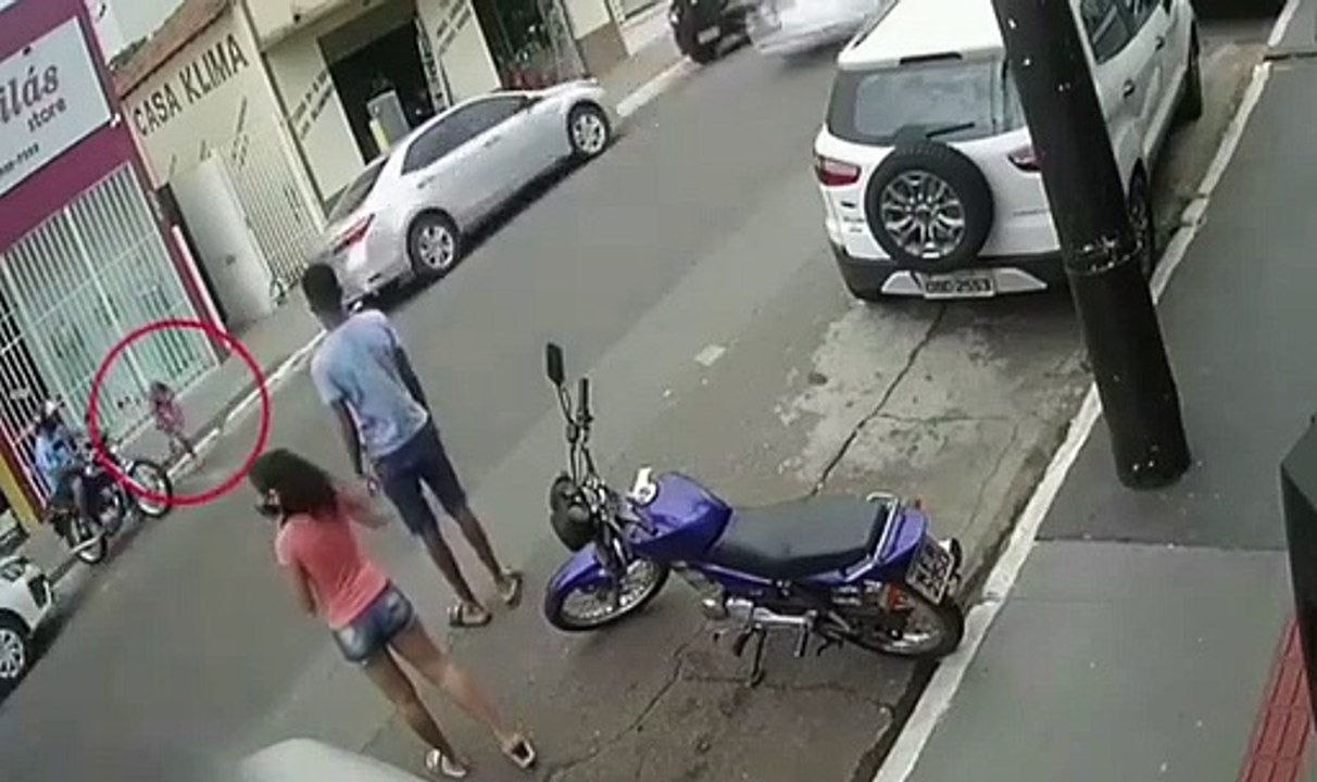 Il sauve sa petite sœur qui traverse au mauvais moment... Réflexe incroyable