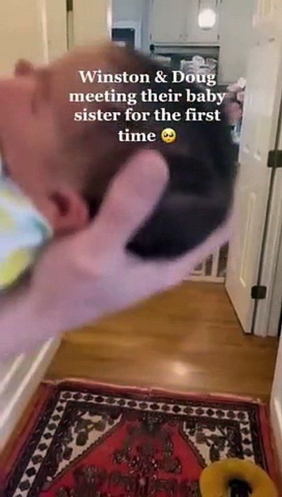 Meeting baby sis for the first time(360P)