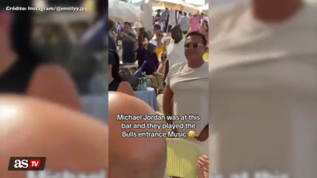 Michael Jordan was surprised in a bar with Chicago Bulls intro