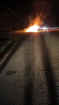 轿车起火 烧毁90% 司机及时跳车逃生