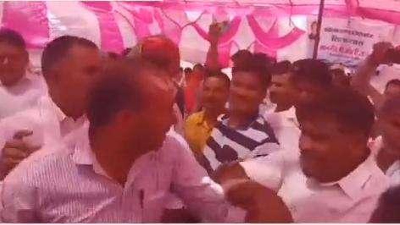 विधायक के निजी सचिव ने कवरेज के दौरान छीना पत्र...